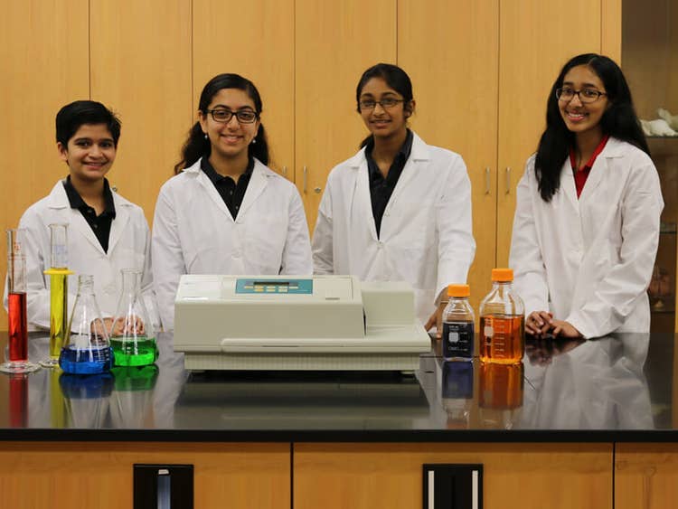 美国传承学校 (American Heritage School) 使用 SpectraMax M5e 读板机进行科学研究