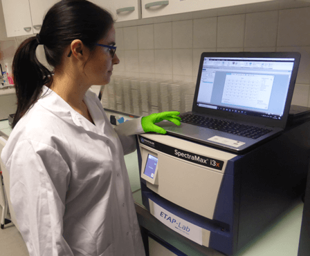 在 ETAP Lab，Mme Julie Colin 使用 SpectraMax i3x