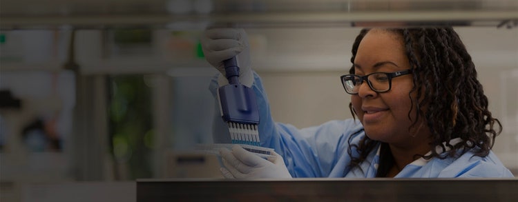 科学家正在进行生命科学实验