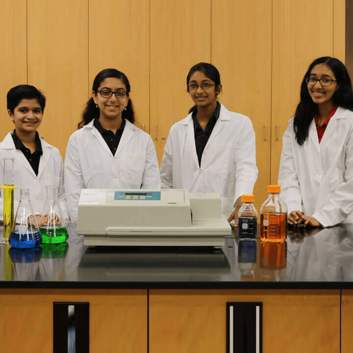 美国传承学校 (American Heritage School) 使用 SpectraMax M5e 读板机进行科学研究