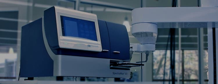 适用于高通量平板测定的实验室自动化